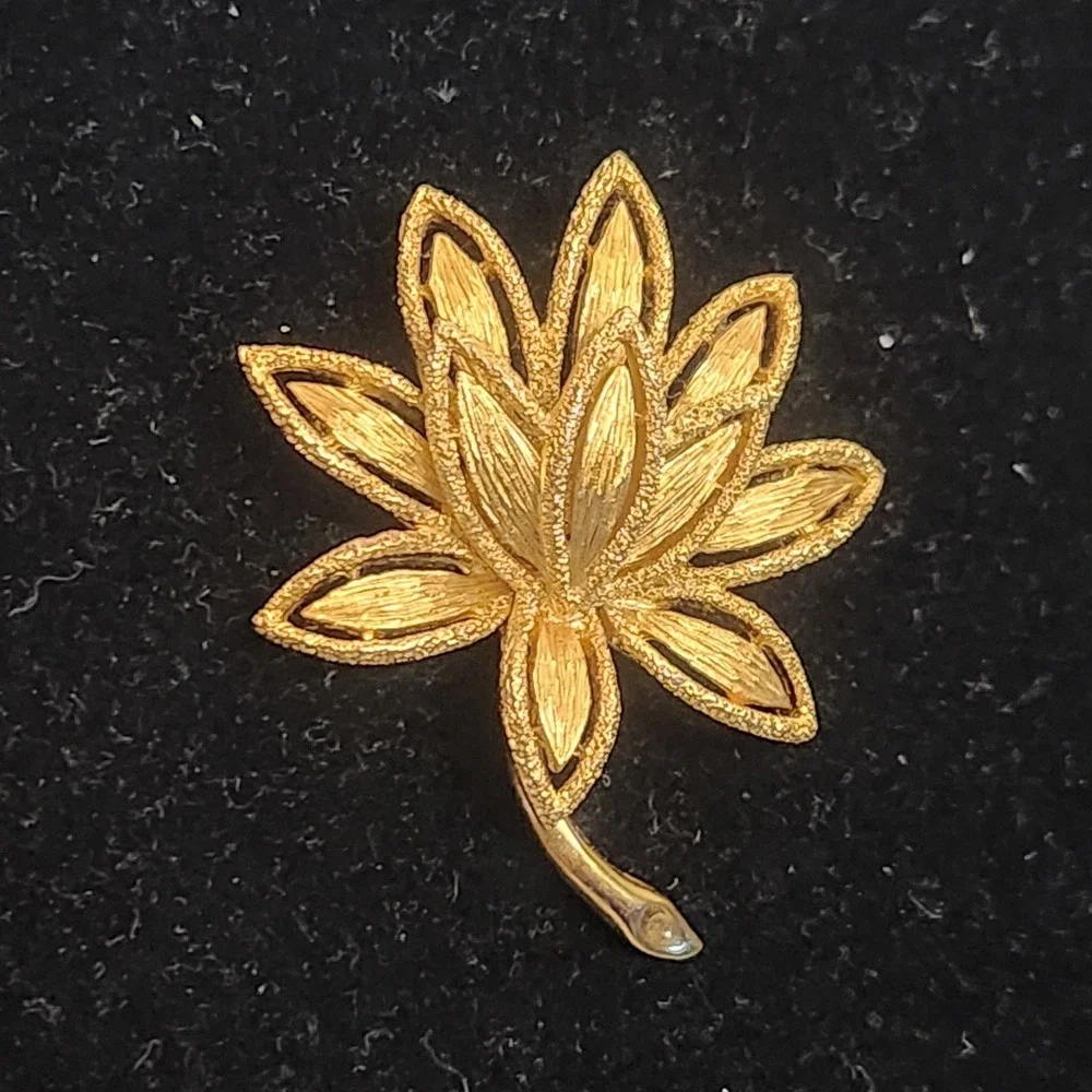 Vintage Avon Gold Tone Lotus Flower Brooch Textured Water Lily Pin 2 Inch